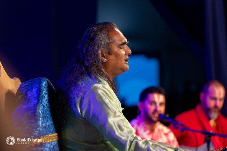 Guruji_kirtan_bhakti_marga_devocion.jpg