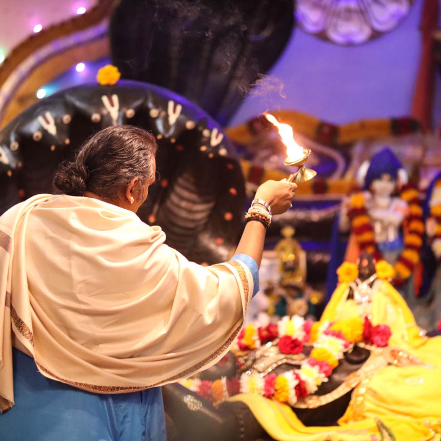 paramahamsa-vishwananda-performing-arati-service-worship.jpg